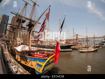 Des centaines de visiteurs line jusqu'à bord de l'Hermione accosté sur l'East River à New York, le vendredi 3 juillet 2015. Il est une réplique de la frégate du 18ème siècle qui a porté le Général français le marquis de Lafayette en Amérique pour aider à la guerre d'indépendance de la Grande-Bretagne. Il participera à la fête du 4 juillet et de poursuivre ses voyages sur la côte est et sur le Canada. (© Richard B. Levine) Banque D'Images