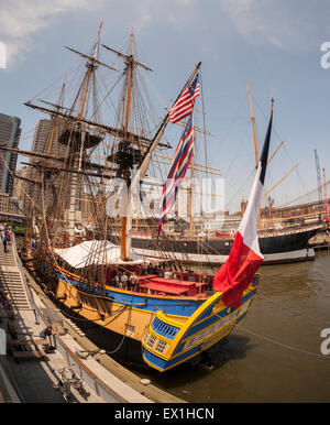 Des centaines de visiteurs line jusqu'à bord de l'Hermione accosté sur l'East River à New York, le vendredi 3 juillet 2015. Il est une réplique de la frégate du 18ème siècle qui a porté le Général français le marquis de Lafayette en Amérique pour aider à la guerre d'indépendance de la Grande-Bretagne. Il participera à la fête du 4 juillet et de poursuivre ses voyages sur la côte est et sur le Canada. (© Richard B. Levine) Banque D'Images