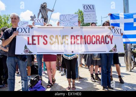 Bristol, Royaume-Uni, 4 juillet 2015. Les protestataires sont représentés tenant des panneaux anti-austérité et des pancartes disant ox pas au cours d'une manifestation à l'appui de l'appel d'un des gouvernements grecs Pas de vote du référendum. le renflouement du dimanche Credit : lynchpics/Alamy Live News Banque D'Images