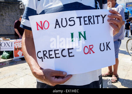 Bristol, Royaume-Uni, 4 juillet, 2015.Un manifestant est représenté tenant un panneau disant anti-austérité oxi pas lors d'une manifestation en soutien du gouvernement grec appel à un vote négatif dans le renflouement du dimanche un référendum. Credit : lynchpics/Alamy Live News Banque D'Images