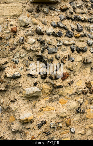 Une partie du mur de Bungay Château,fait principalement de flint et le mortier, c'est probablement l'un des murs d'origine construit en 1100. Banque D'Images