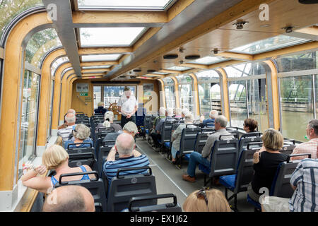 Le voyage en bateau les visiteurs à travers le bateau Anderton Lift. Banque D'Images