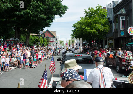 BAR Harbor, Maine, USA, 4 juillet 2015. Fletchers Landing Le groupe joue sur un flotteur dans l'indépendance Day Parade Crédit : Jennifer Booher/Alamy Live News Banque D'Images