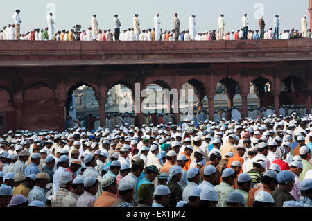 Les personnes offrant des prières lors de la fête de Eid-ul-Fitr, à la mosquée Jama Masjid dans la vieille ville de Delhi, Inde. Banque D'Images