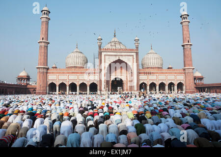 Les personnes offrant des prières lors de la fête de Eid-ul-Fitr, à la mosquée Jama Masjid dans la vieille ville de Delhi, Inde. Banque D'Images
