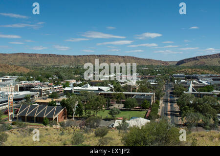 L'Australie, Alice Springs, NT. Anzac Hill sommaire point. Vue sur le centre-ville de Alice Springs à partir de Anzac Hill. Banque D'Images