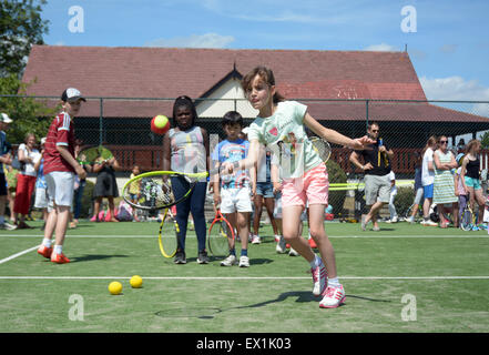 Les enfants jusqu'à la ligne avec succès à Wimbledon tennis stars britanniques Park à mi-chemin du tennis de Wimbledon Banque D'Images