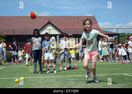 Les enfants jusqu'à la ligne avec succès à Wimbledon tennis stars britanniques Park à mi-chemin du tennis de Wimbledon Banque D'Images