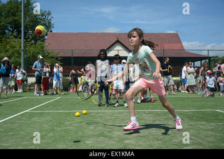 Les enfants jusqu'à la ligne avec succès à Wimbledon tennis stars britanniques Park à mi-chemin du tennis de Wimbledon Banque D'Images