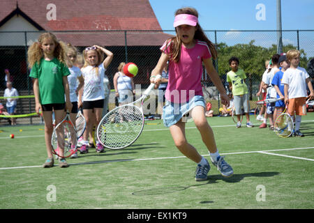 Les enfants jusqu'à la ligne avec succès à Wimbledon tennis stars britanniques Park à mi-chemin du tennis de Wimbledon Banque D'Images