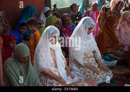 Les femmes priant pendant le festival de l'Aïd el-Fitr à la mosquée Jama Masjid dans la vieille ville de Delhi, Inde. Banque D'Images