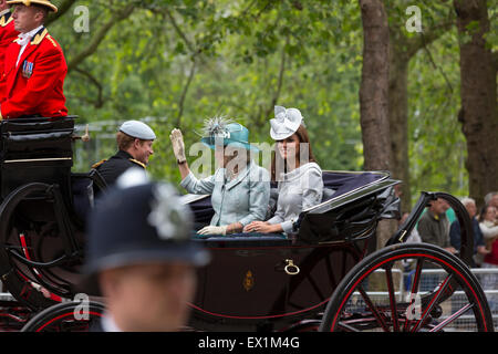 Kate Middleton, Camilla Parker Bowles, & le prince Harry dans une voiture en route pour la parade du 16 juin 2012 Cérémonie de couleur Banque D'Images