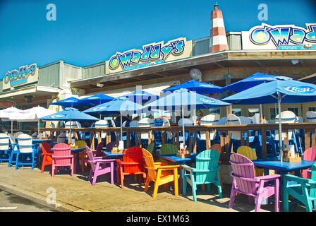 Chaises adirondak très colorés au beach restaurant de fruits de mer en Floride. Banque D'Images