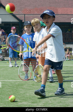 Les enfants jusqu'à la ligne avec succès à Wimbledon tennis stars britanniques Park à mi-chemin du tennis de Wimbledon Banque D'Images