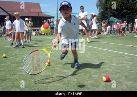 Les enfants jusqu'à la ligne avec succès à Wimbledon tennis stars britanniques Park à mi-chemin du tennis de Wimbledon Banque D'Images