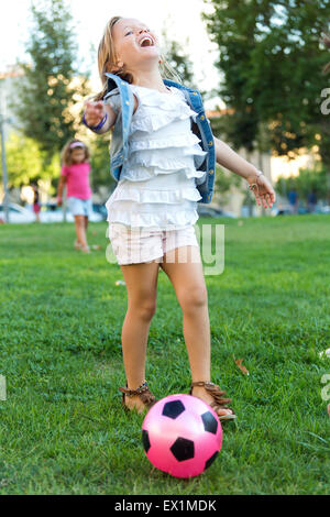 Portrait de groupe d'enfants s'amusant dans le parc. Banque D'Images