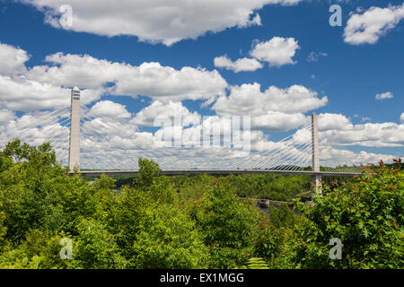 Le Penobscot à haubans Narrows Bridge et à l'Observatoire, dans le Maine, est le foyer de la première tour d'observation construite aux Etats-Unis. Banque D'Images
