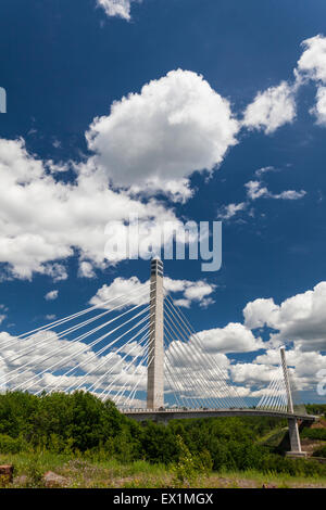 Le Penobscot à haubans Narrows Bridge et à l'Observatoire, dans le Maine, est le foyer de la première tour d'observation construite aux Etats-Unis. Banque D'Images