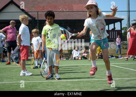 Les enfants jusqu'à la ligne avec succès à Wimbledon tennis stars britanniques Park à mi-chemin du tennis de Wimbledon Banque D'Images