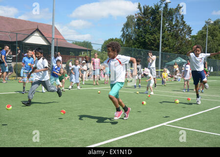 Les enfants jusqu'à la ligne avec succès à Wimbledon tennis stars britanniques Park à mi-chemin du tennis de Wimbledon Banque D'Images