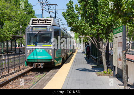 Un train sortant de la MBTA Huntington Avenue Ligne se prépare à quitter le Musée des beaux-arts (MFA) à Boston, Massachusetts. Banque D'Images