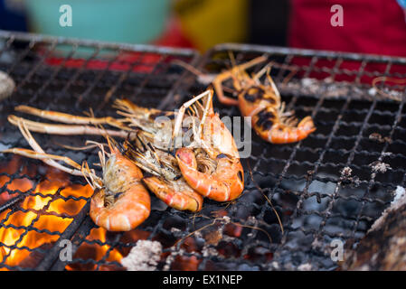 Crevettes grillées sur l'alimentation de rue Banque D'Images