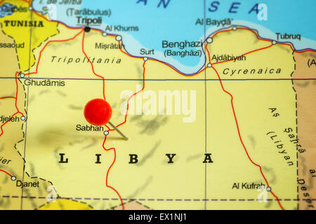 Close-up d'une punaise rouge sur une carte de la Libye Banque D'Images