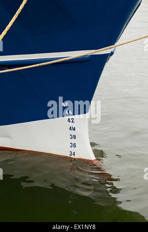 Projet de marques sur une proue du navire, amarré dans de Vissershaven, le port de IJmuiden, Hollande du Nord, aux Pays-Bas. Banque D'Images