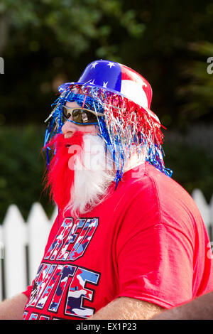 La Caroline du Sud, USA. 4 juillet, 2015. Un cycliste portant des rides costume patriotique au cours de la dernière journée de l'indépendance de Sullivan's Island 4 juillet 2015 parade, dans Sullivan's Island, Caroline du Sud. Banque D'Images