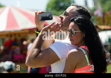 Glynde Place, Sussex, UK, le 04 juillet, 2015. Scènes sur le deuxième jour de Love Supreme Jazz Festival à Glynde Place, qui va du 3 - 5 juillet 2015. C'est un autre brulante journée au festival Crédit : © Francesca Moore/Alamy Live News Banque D'Images