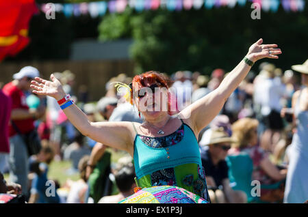 Glynde Place, Sussex, UK, le 04 juillet, 2015. Scènes sur le deuxième jour de Love Supreme Jazz Festival à Glynde Place, qui va du 3 - 5 juillet 2015. C'est un autre brulante journée au festival Crédit : © Francesca Moore/Alamy Live News Banque D'Images