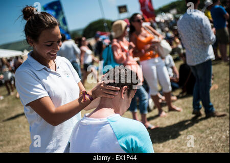 Glynde Place, Sussex, UK, le 04 juillet, 2015. Scènes sur le deuxième jour de Love Supreme Jazz Festival à Glynde Place, qui va du 3 - 5 juillet 2015. C'est un autre brulante journée au festival Crédit : © Francesca Moore/Alamy Live News Banque D'Images