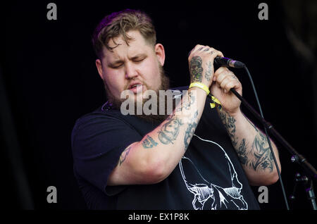 Glynde Place, Sussex, UK, le 04 juillet, 2015. La deuxième journée du festival, Rag'n'Bone Man il se produit sur la scène principale Crédit : © Francesca Moore/Alamy Live News Banque D'Images