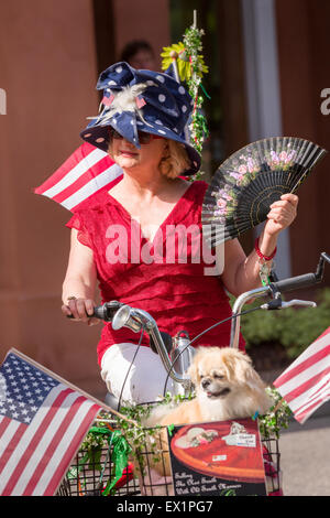 La Caroline du Sud, USA. 4 juillet, 2015. Une femme et son chien monter un tricycle décorées en rouge, blanc et bleu au cours de l'indépendance sur le quartier Day Parade le 4 juillet 2015 à Mt Pleasant, Caroline du Sud. Banque D'Images