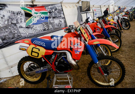 Johannesburg, Afrique du Sud. 4 juillet, 2015. Deux hommes, l'air à l'affiche des motos par fabricant japonais au cours de la Honda Classic Motorcycle Club Bike Show 1000 à Johannesburg, Afrique du Sud, le 4 juillet 2015. L'assemblée annuelle de l'Afrique du Sud Club Moto Classic Bike Show 1000 a eu lieu samedi. Des milliers de fans viennent pour visiter et acheter l'affiche vintage, veteran and classic motos de plus de 25 fabricants de motos à l'échelle mondiale. © Zhai Jianlan/Xinhua/Alamy Live News Banque D'Images