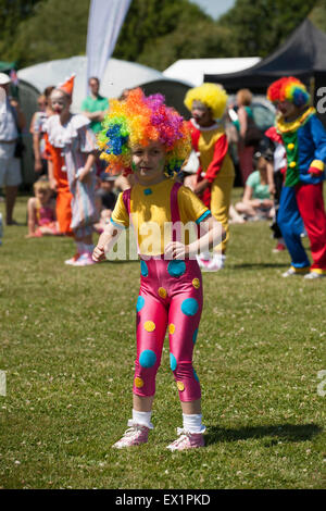 Biggin Hill, Royaume-Uni. 4 juillet, 2015. Des étincelles lumineuses enfants déguisés en clowns au Festival de Biggin Hill Crédit : Keith Larby/Alamy Live News Banque D'Images