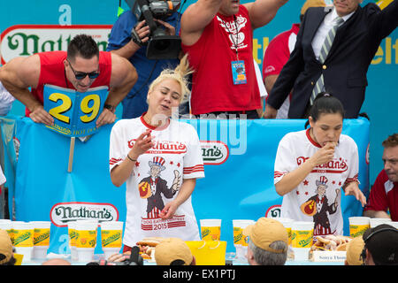 New York, USA. 4 juillet, 2015. Concurrents prenez part à la célèbre Nathan 2015 Quatrième de juillet Concours International Hot Dog-Eating dans Coney Island de New York City, États-Unis, le 4 juillet 2015. Chez les hommes, Matt Stonie Stonie mangé 62 francs et petits pains en 10 minutes, brisant la soumission de châtaignier pour une neuvième victoire consécutive. Dans la compétition féminine, tenu plus tôt le samedi matin, Miki Sudo a conservé le titre en mangeant 38 hot dogs en 10 minutes. Credit : Muzi Li/Xinhua/Alamy Live News Banque D'Images