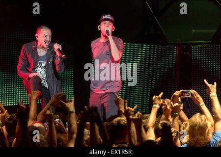 Milwaukee, Wisconsin, États-Unis. 30 Juin, 2015. BENNINIGTON CHESTER (L) et Mike Shinoda de Linkin Park en concert sur la scène du Festival de musique Summerfest à Milwaukee, Wisconsin © Daniel DeSlover/ZUMA/Alamy Fil Live News Banque D'Images