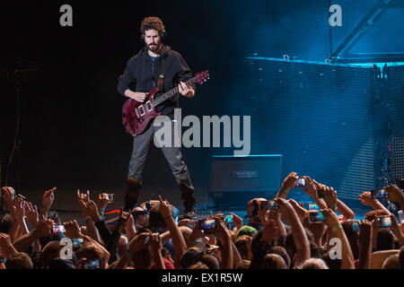 Milwaukee, Wisconsin, États-Unis. 30 Juin, 2015. Le guitariste de Linkin Park, BRAD DELSON il se produit sur la scène du Festival de musique Summerfest à Milwaukee, Wisconsin © Daniel DeSlover/ZUMA/Alamy Fil Live News Banque D'Images