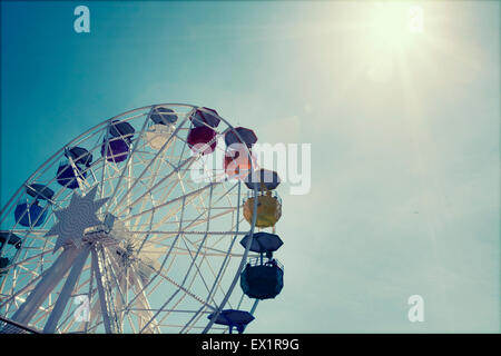 Grande roue plus de ciel bleu - photo de style rétro Banque D'Images