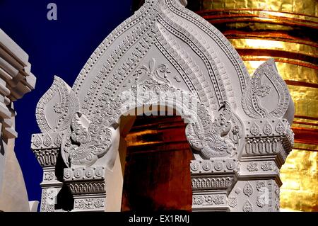 Chiang Mai, Thaïlande : Le Nord de style Lanna porte avec bas-relief de dragons et motifs décoratifs à Wat Suan Dok Banque D'Images