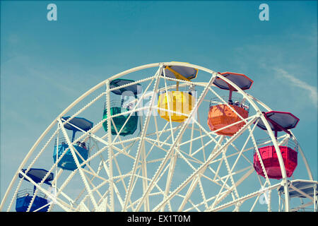 Grande roue plus de ciel bleu - photo de style rétro Banque D'Images