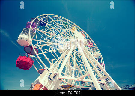 Grande roue plus de ciel bleu - photo de style rétro Banque D'Images