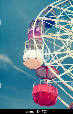 Grande roue plus de ciel bleu - photo de style rétro Banque D'Images