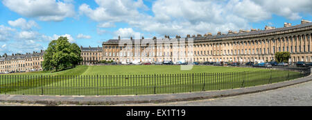 Le Royal Crescent, une rangée de 30 maisons mitoyennes disposées dans un croissant à Bath, Somerset, Angleterre Banque D'Images