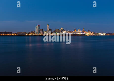 Liverpool, Royaume-Uni. 4 juillet, 2015. Phare de la Cunard Liner, Queen Mary 2, a marqué le 175e anniversaire de la première transatlantique de passagers avec une visite de Liverpool le 4 juillet 2015. La Britannia RMS navigué de Liverpool à Boston (Massachusetts) le 4 juillet 1840, il y a 175 ans. Crédit : Christopher Middleton/Alamy Live News Banque D'Images