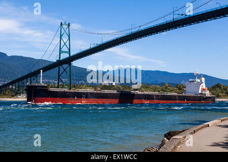 Cargo chinois de quitter le port de Vancouver sous le pont Lions Gate Banque D'Images