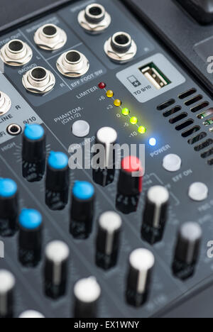 Détail d'une console de mixage professionnelle sous tension. Appareil audio. Banque D'Images