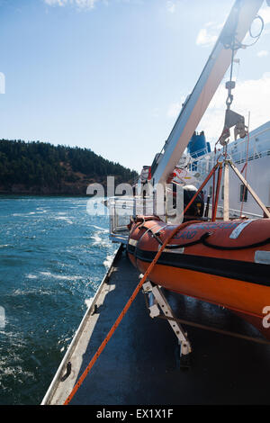 Bateau de sauvetage à bord d'un traversier de la voile à l'île de Vancouver par le biais d'Active Pass Banque D'Images