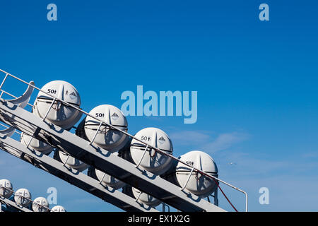 Rangées de radeaux de sauvetage autogonflant à bord d'un traversier de la Colombie-Britannique Banque D'Images